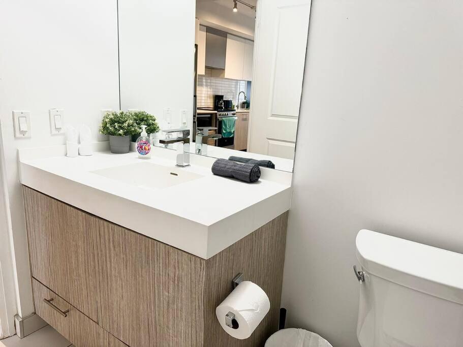 טורונטו Cozy Condo Near Eatoncentre Mall מראה חיצוני תמונה