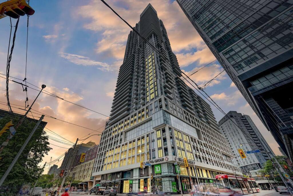 טורונטו Cozy Condo Near Eatoncentre Mall מראה חיצוני תמונה